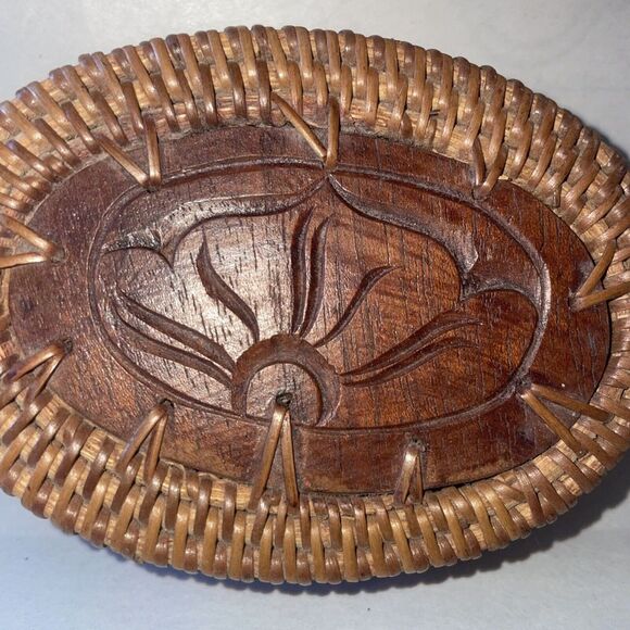 Woven Wooden Reed Oval Shaped Lidded Trinket Box 4"x 3" - Picture 1 of 10